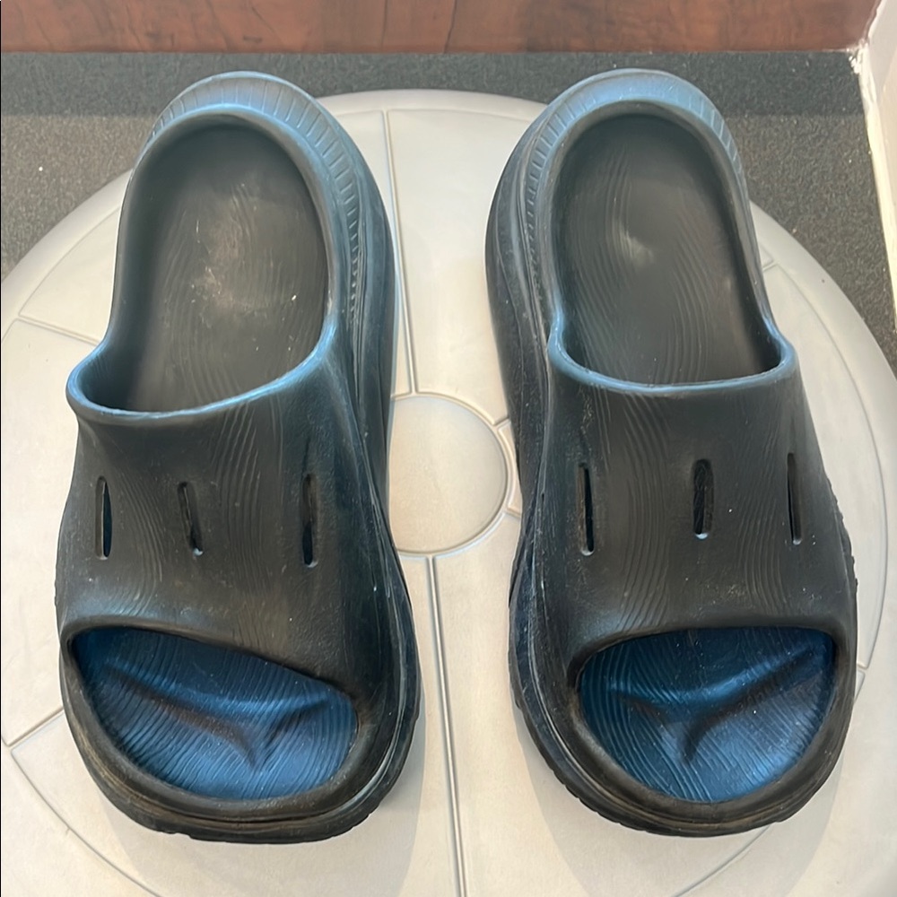 HOKA SLIDES SIZE 7 😀😀😀 Black Slide Sandals